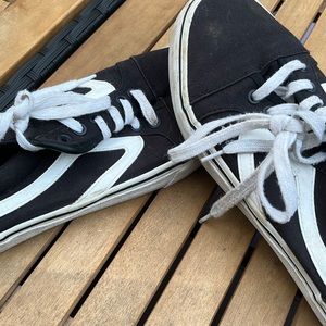 USED Time and Tru black and white retro canvas shoes